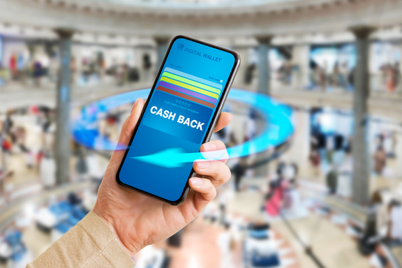 Handy mit "Digital Wallet" auf dem Homescreen,Cash Back steht mit großer Schrift auf einer virtuellen Bankkarte